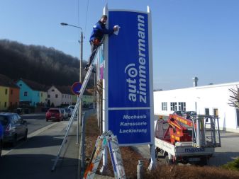 Werbeschild mit Folienbeschriftung - eingesetzt in einen Pylonen