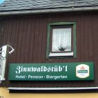 Innen beleuchteter Leuchtkasten und angestrahlter Ausleger mit Werbeschild