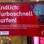 Digitaldruck Folie mit glänzendem Schutzlaminat auf Fensterscheibe kaschiert