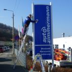 Pylon als Blickfang im Außenbereich