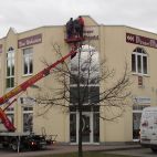 Werbeschilder mit Folienbeschriftung während der Montage