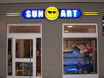 Sonderbau Leuchtkasten mit durchgesteckten Acrylbuchstaben