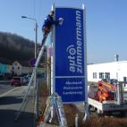 Werbeschild mit Folienbeschriftung - eingesetzt in einen Pylonen