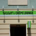 Angestrahltes Werbeschild mit Strahlern als Lichtquelle