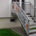 Werbeschilder mit Folienbeschriftung in Sonderform an den Geländerlauf angepasst