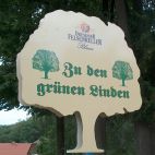 Werbeschild in Sonderform mit Kontur eines Lindenbaums, mit Digitaldruck kaschiert