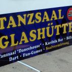 Digitaldruck Folie mit glänzendem Schutzlaminat auf Werbeschild kaschiert