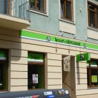 Werbeschild mit Strahlern, Ausleger-Leuchtkasten und Fensterbeschriftung