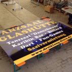 Digtaldruck Folie mit glänzendem Schutzlaminat auf Werbeschild kaschiert