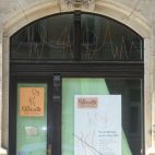 Schaufensterbeschriftung und Plakat