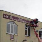 Werbeschilder mit Folienbeschriftung während der Montage