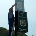 Beidseitiger Leuchtkasten als Ausleger während der Montage