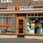 Werbeschild mit Strahlern und Schaufensterbeschriftung - Tagwirkung