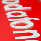 Werbeschild mit aufgesetzten Profilbuchstaben in der Endfertigung